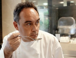 Η κουζίνα του θρυλικού "El Bulli" υπό τον Ferran Adria o οποίος υιοθέτησε τη μοριακή γαστρονομία